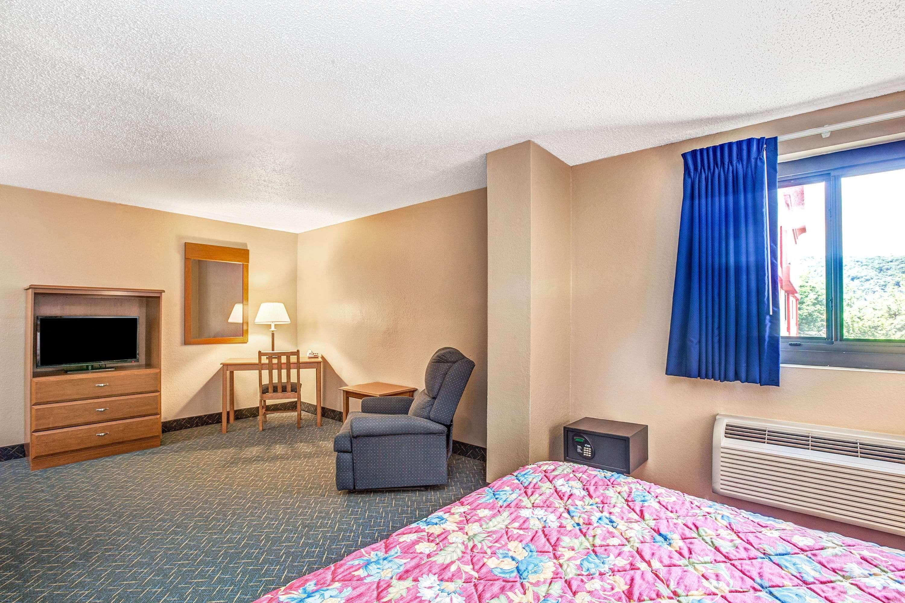 Super 8 By Wyndham Mahwah Hotel Exterior photo